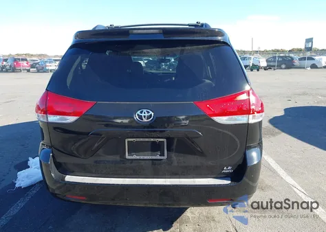 2012 Toyota Sienna Le 7 Passenger z USA, uszkodzony, nr VIN 5TDJK3DC2CS041204